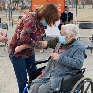 Mujer de 97 años llegó rezagada a vacunarse en Puente Alto: Mujer de 97 años llegó rezagada a vacunarse en Puente Alto: