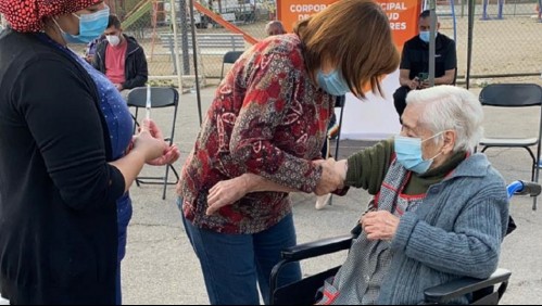 Mujer de 97 años llegó rezagada a vacunarse en Puente Alto: 'Ahora estoy más tranquila'