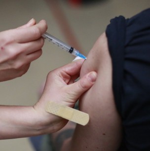 Menores de 45 años vacunados con AstraZeneca recibirán segunda dosis de Pfizer Menores de 45 años vacunados con AstraZeneca recibirán segunda dosis de Pfizer