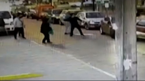 Video muestra cómo una madre y su hija sufren violento robo de su vehículo