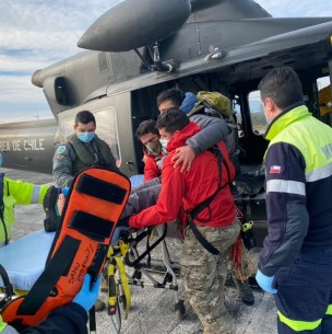 Videos muestran rescate de joven andinista que sufrió accidente en volcán Osorno Videos muestran rescate de joven andinista que sufrió accidente en volcán Osorno