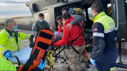 Videos muestran rescate de joven andinista que sufrió accidente en volcán Osorno