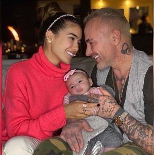La hija de Gianluca Vacchi y Sharon Fonseca disfruta de su primer día de piscina en su mansión La hija de Gianluca Vacchi y Sharon Fonseca disfruta de su primer día de piscina en su mansión