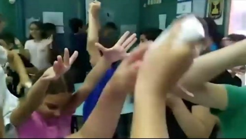 Niños reaccionan emocionados al enterarse que ya no usarán mascarilla en Israel