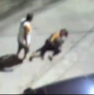 Graban a hombre dándole una golpiza a su esposa en plena calle y la policía lo captura Graban a hombre dándole una golpiza a su esposa en plena calle y la policía lo captura