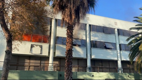 Incendio afectó a inmueble aledaño a la escuela de Carabineros en Providencia
