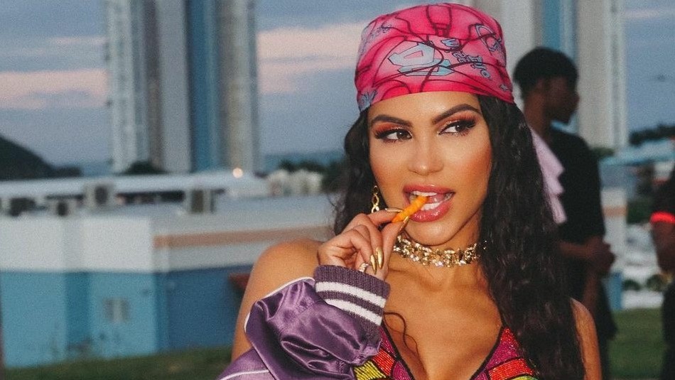 Natti Natasha muestra obra de arte creada con réplica de su barriga y cristales de Swarovski Natti Natasha muestra obra de arte creada con réplica de su barriga y cristales de Swarovski