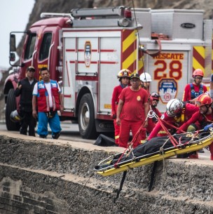 Al menos 15 muertos deja caída de autobús a un abismo en Perú Al menos 15 muertos deja caída de autobús a un abismo en Perú