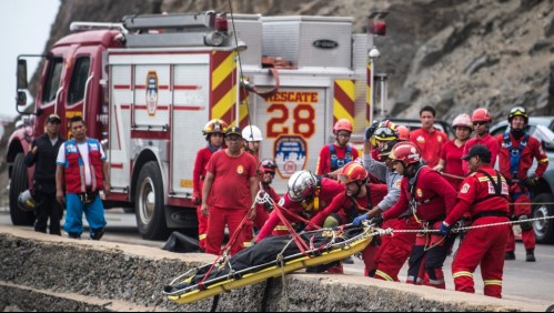 Al menos 15 muertos deja caída de autobús a un abismo en Perú