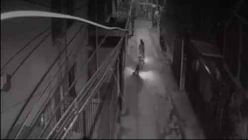 Mujer es arrastrada tras el robo de su celular en La Florida: Delincuentes iban en moto