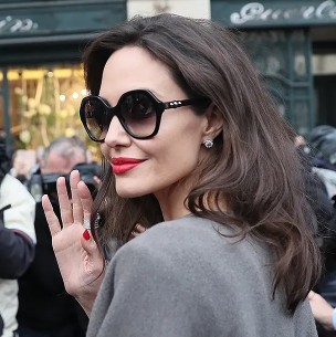 Angelina Jolie sorprende al salir con una pijama Dolce & Gabanna de 3 mil dólares para cenar Angelina Jolie sorprende al salir con una pijama Dolce & Gabanna de 3 mil dólares para cenar