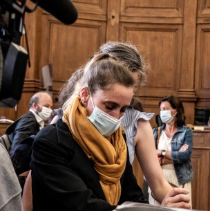 Mujer en Francia arriesga cadena perpetua por matar a hombre que abusó de ella durante 25 años Mujer en Francia arriesga cadena perpetua por matar a hombre que abusó de ella durante 25 años
