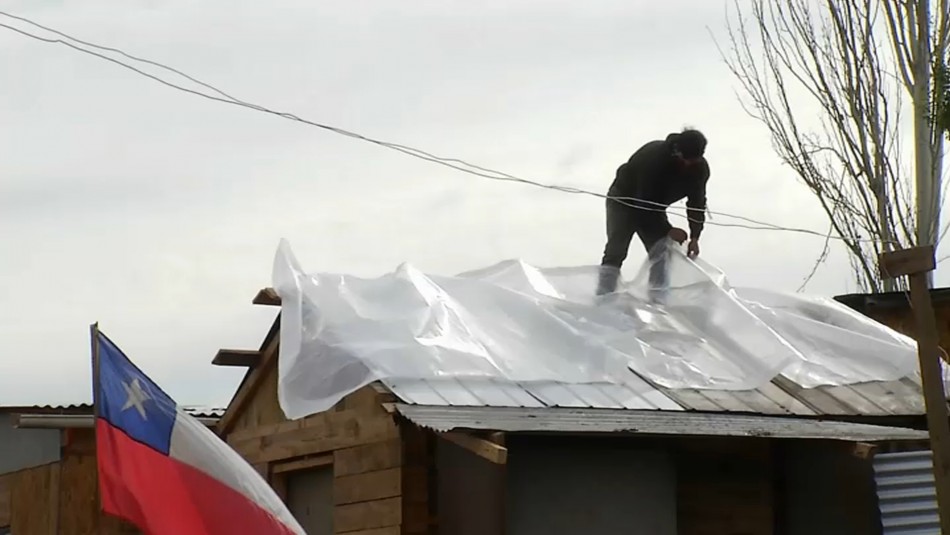 Se resguardan con propaganda política: Personas que viven en campamentos sufren por el invierno Se resguardan con propaganda política: Personas que viven en campamentos sufren por el invierno