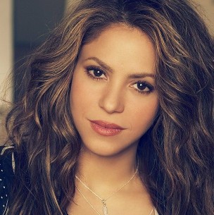 Shakira deslumbra en un sensual vestido rojo pasión para su primera portada de Vogue Shakira deslumbra en un sensual vestido rojo pasión para su primera portada de Vogue
