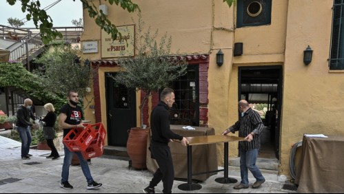 Grecia también suspende obligación de usar mascarillas al aire libre