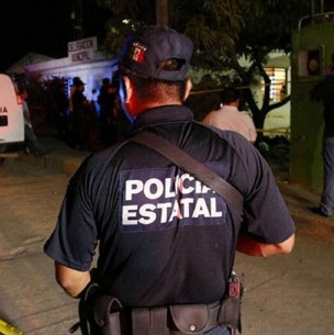 Hallan colgados de un puente los cadáveres de dos policías en México Hallan colgados de un puente los cadáveres de dos policías en México