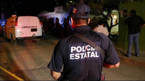 Hallan colgados de un puente los cadáveres de dos policías en México