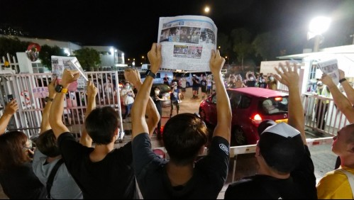 Compradores hacen fila por última edición de diario prodemocracia en Hong Kong