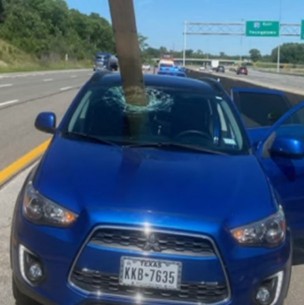 Tabla de madera impacta en el parabrisas de un auto: pasajeros salieron ilesos Tabla de madera impacta en el parabrisas de un auto: pasajeros salieron ilesos