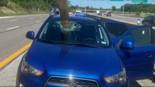 Tabla de madera impacta en el parabrisas de un auto: pasajeros salieron ilesos