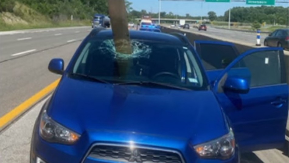 Tabla de madera impacta en el parabrisas de un auto: pasajeros salieron ilesos
