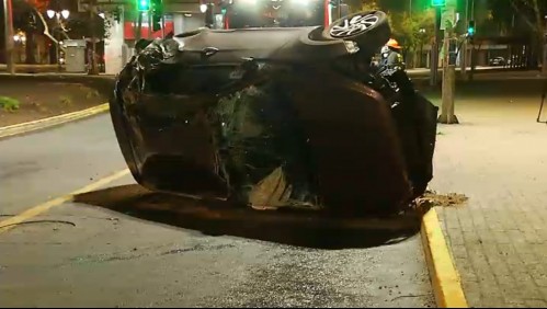 5 carabineros protagonizan violento volcamiento en Plaza Baquedano
