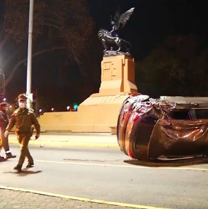 Sumario y detención para 5 carabineros tras violento volcamiento en Plaza Baquedano Sumario y detención para 5 carabineros tras violento volcamiento en Plaza Baquedano