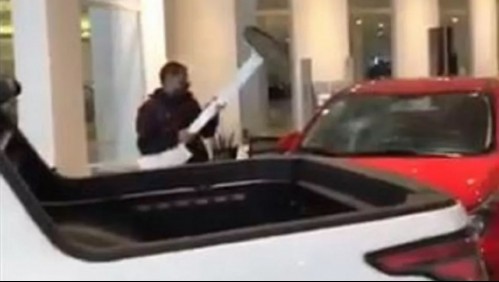 'Perdí el control': Hombre vive 'día de furia' y destruye dos autos en una automotora