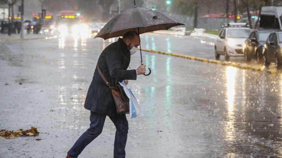Llueve en la capital: Se reportan fuertes precipitaciones en comunas de la Región Metropolitana