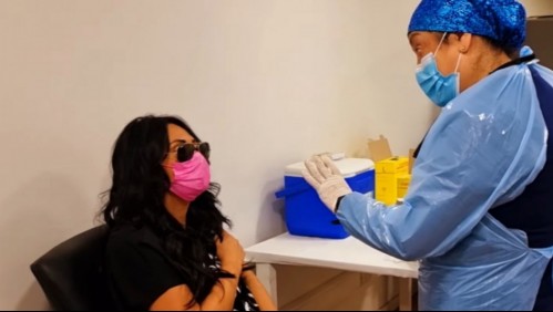Una enfermera la 'retó': El divertido video de Pamela Díaz vacunándose contra el Covid-19