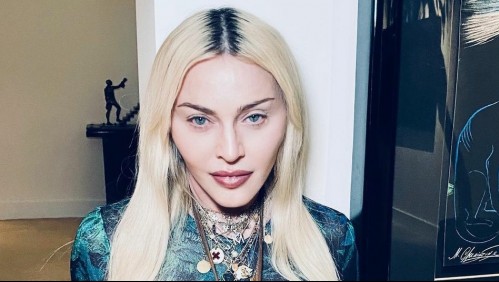 Madonna reaparece con el cabello azul a lo Karol G y un atrevido outfit transparente de malla