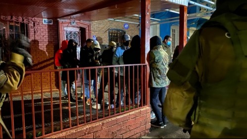 Intentaron escapar por entretecho: 24 detenidos en fiesta clandestina en Providencia