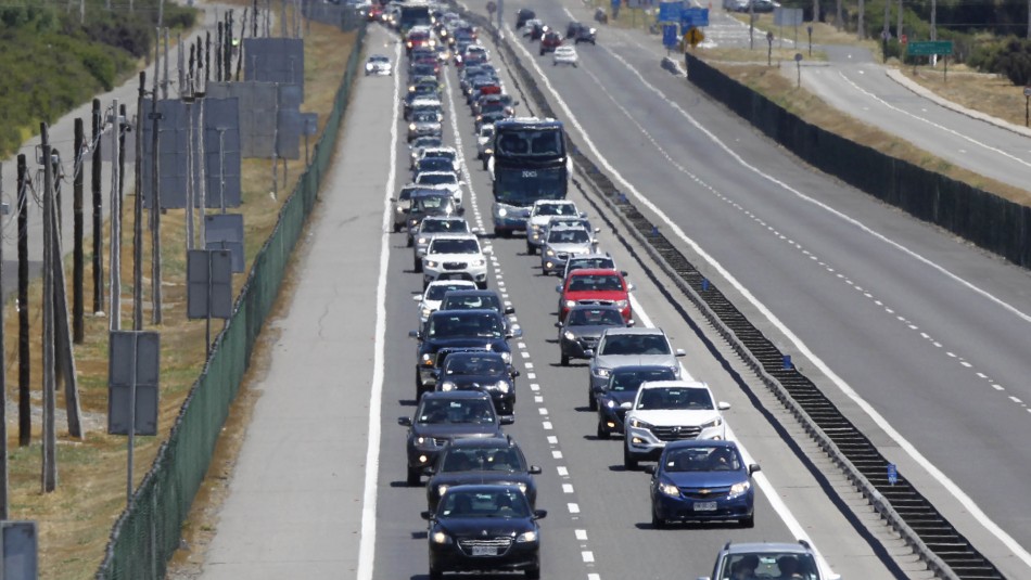 balance-de-carreteras Fin de semana largo: Se reportan tacos kilométricos en distintas rutas hacia Santiago