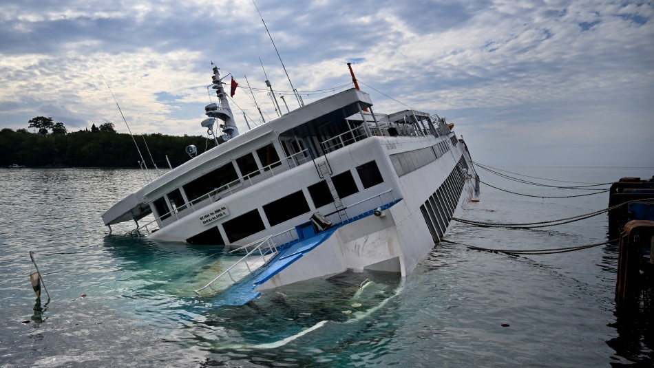 Al menos siete muertos y 11 desaparecidos en naufragio de ferry en Bali Al menos siete muertos y 11 desaparecidos en naufragio de ferry en Bali