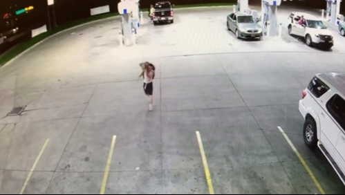 Video muestra momento en que hombre secuestra a una mujer en una gasolinera