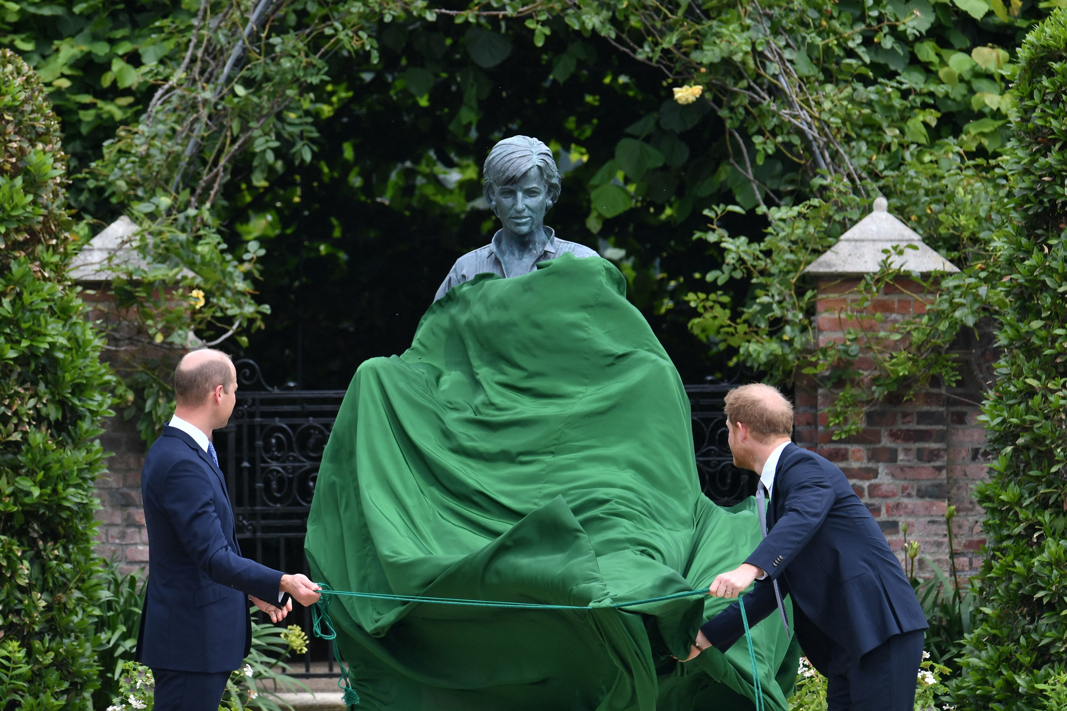 Inauguran la estatua de Diana