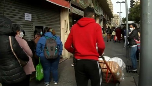 Largas filas en comercio de Santiago tras apertura luego de salir de cuarentena