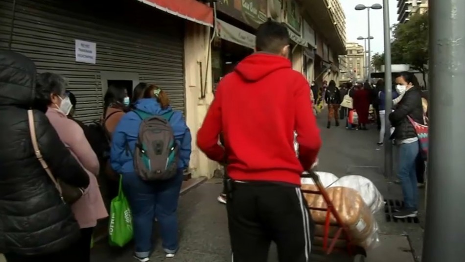 Largas filas en comercio de Santiago tras apertura luego de salir de cuarentena Largas filas en comercio de Santiago tras apertura luego de salir de cuarentena