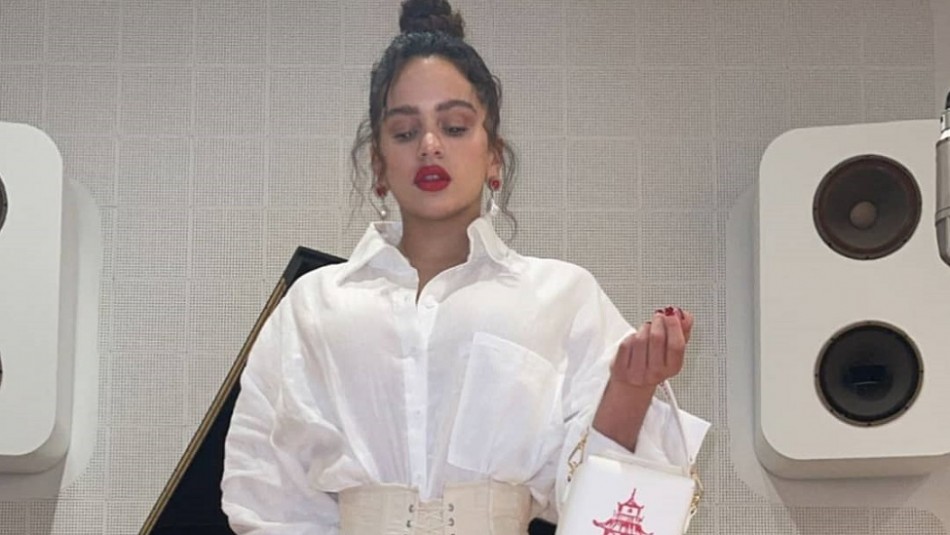 Rosalía paraliza las redes al mostrar su atrevido bolso dorado que escandaliza a sus fans Rosalía paraliza las redes al mostrar su atrevido bolso dorado que escandaliza a sus fans