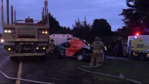 Dos personas muertas deja violenta colisión entre camión y vehículo menor en Negrete