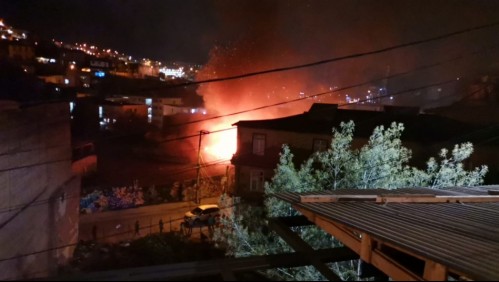 Dos incendios simultáneos afectan al centro de Valparaíso