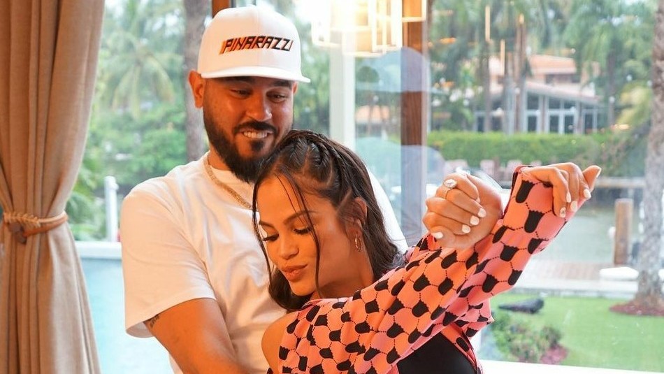 El atrevido baile de bachata de Natti Natasha con su novio Raphy Pina en su yate El atrevido baile de bachata de Natti Natasha con su novio Raphy Pina en su yate