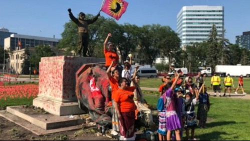 Derriban estatuas de las reinas Victoria e Isabel II tras hallazgo de restos indígenas en Canadá