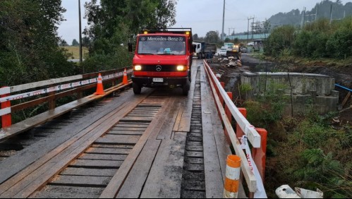 Se reparó y habilitó puente en la comuna de Puyehue donde cayó un camión grúa al río