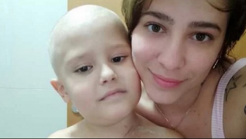 Conmueve las redes sociales: Niño con leucemia da aliento a su madre mientras le corta el pelo