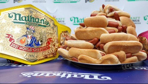Concurso internacional: Hombre bate récord al comer 76 hot dogs y bollos en 10 minutos