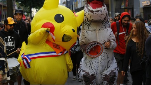 'Tía Pikachu' marcha con el disfraz puesto hasta el ex Congreso para asumir como constituyente