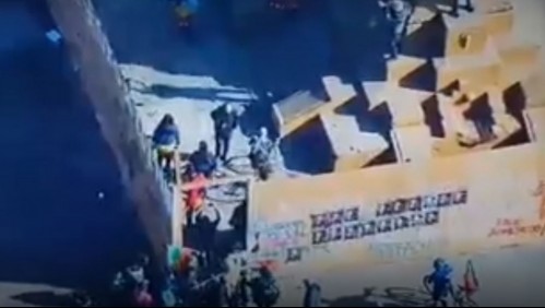 Manifestantes entran a la base de monumento a Baquedano que estaba protegida por un muro