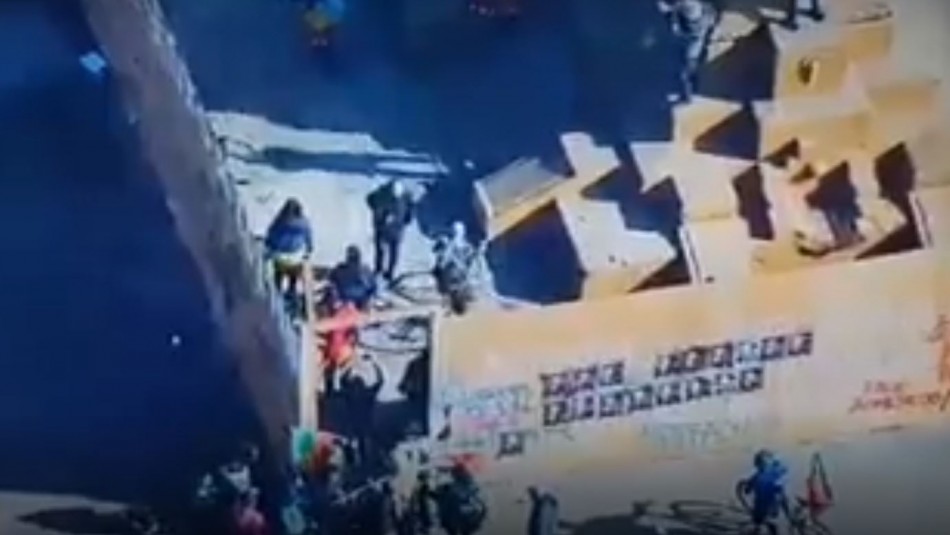 Manifestantes entran a la base de monumento a Baquedano que estaba protegida por un muro