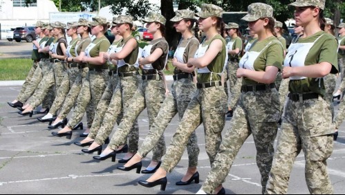 Polémica en el ejército de Ucrania: Le exigen a mujeres soldados desfilar con tacones